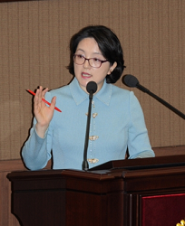 “서울을 조선 시대의 한양으로 만들고자 하면서 60년대의 서울로 되돌리려고 하고 있다”고 역사 도심관리 기본계획에 대해 비판하고 있는 이혜경 서울시 의원  