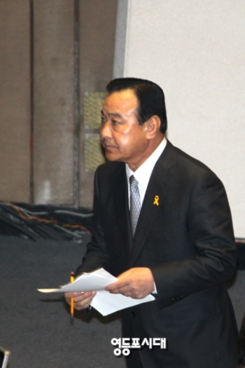 이완구 국무총리가 이미경 의원의 질의에 답변한 후 자리로 돌아가고 있다. &copy;박강열 