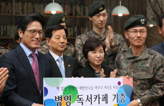 국회 군 인권개선 및 병영문화 혁신특별위원회 정병국 위원장이 독서카페 기증서를 전달하고 있다. &copy;정병국 의원실 