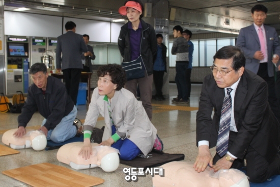 시민, 강명원(사진 왼쪽), 유효순(가운데) 씨가 심폐소생술에 대한 체험교육에 참여하고 있다. ⓒ박강열 