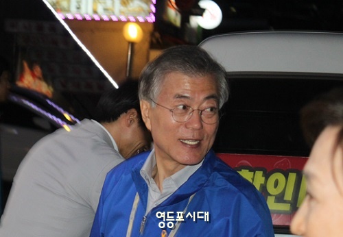 문재인 대표가 관악구 서림동 골목을 누비며 정태호 후보 지지를 호소하며 뚜벅이 유세를 펼치고 있다. Ⓒ박강열