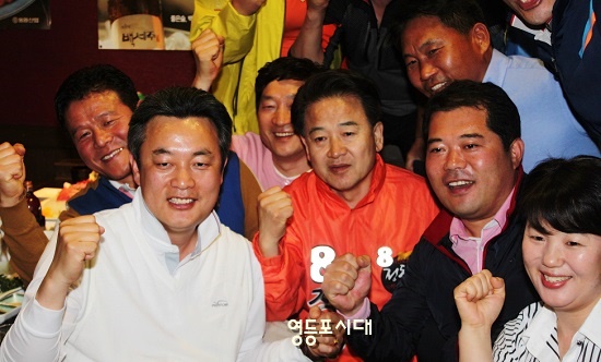 “관악에서 정동영, 광주에서 천청배가 당선되면 정치권 뒤집어진다”라며 지지를 호소하ㅜ자 자리에 있던 시민들이 정동영 파이팅! 외치고 있다. ⓒ박강열