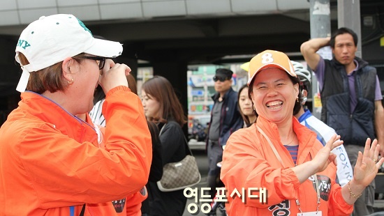 새누리당 정태호 후보 로고송에 맞춰 정동영 후보 선거운동원이 기호 8번 정동영 외쳐 눈길을 끌었다. Ⓒ박강열