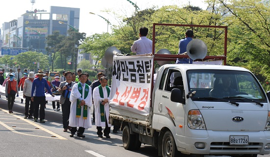 한국기독교장로회 군산노회는 1.6 km 십자가 행진을 통해 “힘없는 주민들의 희생을 강요하지 말고 대안 노선을 선택하라”고 촉구했다. Ⓒ새만금송전철탑반대 공동대책위원회