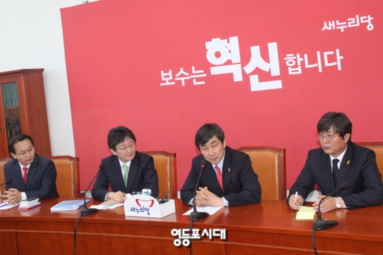 유승민 새누리당 원내대표(사진 왼쪽에서 두 번째)와 이종걸 새정치민주연합 신임 원내대표(사진 오른쪽에서 두 번째)가 10일 국회 새누리당 원내대표실에서 첫 회동을 하고 민생법안 우선 처리 등에 합의했다. &copy;박강열 