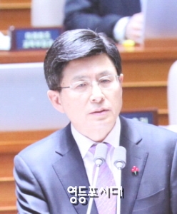 2014년 12월 16일 임시국회에 출석해 답변하고 있는 황교안 법무부 장관 ⓒ박강열 