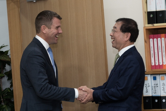  한국을 첫 공식 방문 중인 마이크 베어드(Mike Baird 사진 왼쪽) 호주 뉴사우스웨일스(NSW) 주지사가 오늘 박원순 서울 시장과 회동을 가졌다. &copy;뉴사우스웨일스 주지사실