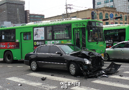 2013년 5월 14일 오전 영등포구 양평동 사거리에서 발생한 승용차와 버스 충돌 사고 &copy;영등포시대