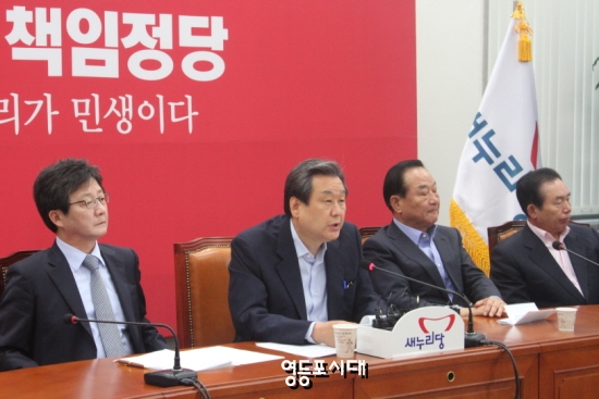 6월 1일 국회에서 열린 새누리당 최고위원회의에서 김무성 대표(왼쪽에서 두 번째)의 발언이 이어지는 동안 유승민 원내대표, 서청원, 이인제 최고위원이 심각한 표정으로 앉아있다. &copy;영등포시대 