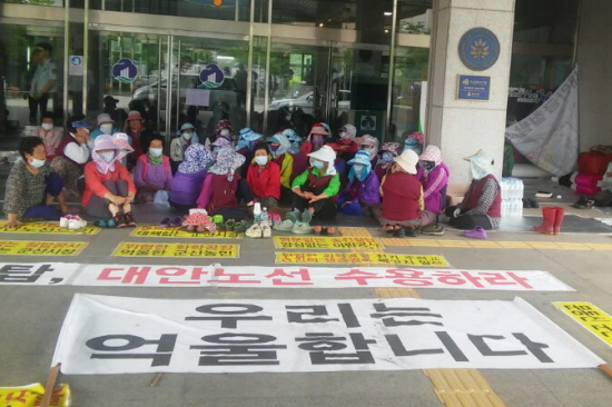 6월 12일 주민들이 군산시청 현관 앞에서 송전선로 공사의 일시 중단을 요구하며 노숙을 하고 있다. &copy;새만금송전철탑반대공동대책위원회