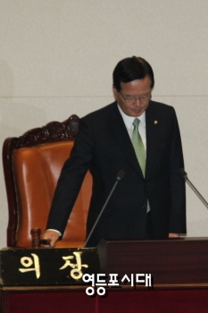 정의화 국회의장이 18일 오전 국회 본회의에서 황교안 국무총리 인준안이 가결됐음을 선포하고 있다. &copy;영등포시대 