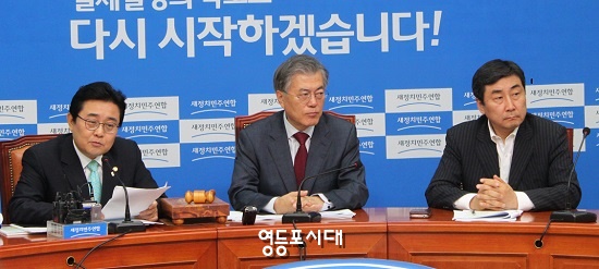 19일(금) 오전 서울 여의도 국회에서 열린 새정치민주연합 최고위원회의에 참석한 전병헌 최고위원, 문재인 대표, 이종걸 원내대표(사진 왼쪽부터 시계방향)Ⓒ영등포시대