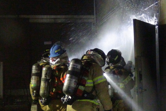 영등포소방 대원들이 다세대주택 1층에서 발생한 화재를 진압하고 있다. &copy;영등포소방서 