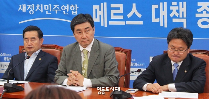  25일 국회에서 열린 정책조정회의 참석한 이윤석, 이종걸, 강기정 의원이 심각한 표정으로 참석자의 발언을 듣고 있다.(왼쪽부터) ⓒ영등포시대 