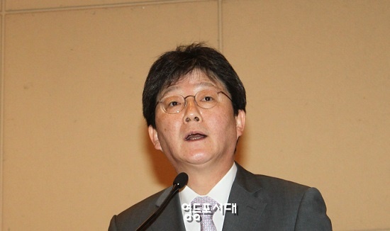 유승민 원내대표는 26일 국회 헌정기념관에서 열린 정책자문위원 위촉장 수여식에 참석해 박근혜 대통령께 공개적으로 사과했다. ⓒ영등포시대