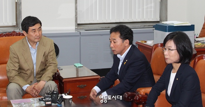 정진후 정의당 원내대표(사진 가운데)가 국회 새정치민주연합 원내 수석부대표실에서 이종걸 원내대표(사진 왼쪽)와 면담을 갖고 있다. ⓒ영등포시대