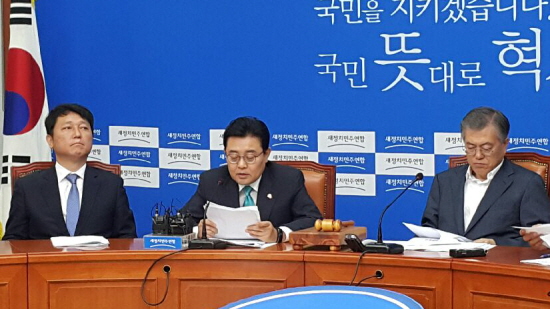 전병헌 최고위원(오른쪽에서 두 번째)의 발언을 듣고 있는 문재인 대표(사진 오른쪽)와 최재성 사무총장(사진 왼쪽) &copy;영등포시대 