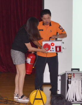 한국화학물질관리협회 관계자 소방안전교육을 받고 있다. &copy;영등포구