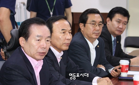 새누리당 충청권 의원 연석회의에 참석한 이인제 최고위원(사진 왼쪽)이 연석회의 개최에 대한 배경을 설명하고 있다. ⓒ영등포시대