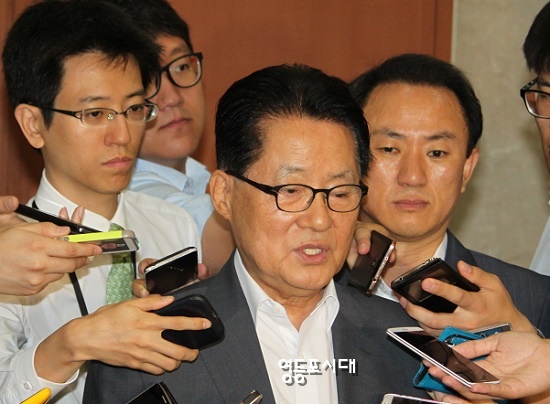 10일 오전 국회 기자실에서 저축은행 금품 수수에 대한 2심 판결을 조목조목 반박하는 기자회견을 마친 후 기자들의 질문에 답하고 있다. Ⓒ영등포시대