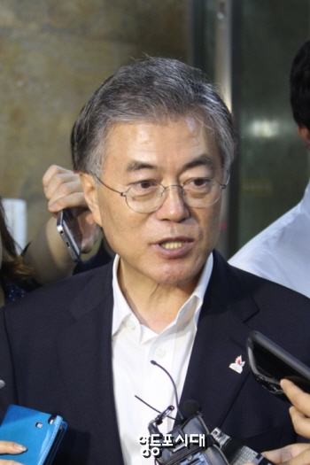 13일 문재인 대표가 당무위원회의 결과를 묻는 기자들의 질문에 “모두 다 잘되었다”라고 답하고 있다. ⓒ영등포시대 