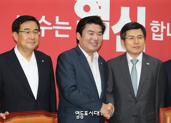 ▲황교안 국무총리(사진 오른쪽)가 16일 국회 새누리당 원내대표실을 방문해 원유철 원내대표(사진 가운데)와 악수를 하고 있다. ⓒ영등포시대