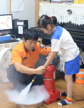 영등포구 소재 은하유치원 어린이가 소방안전 교육을 받고 있다. &copy;영등포소방서 