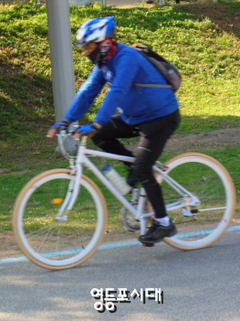  한 시민이 한강 자전거도로를 달리고 있다 &copy;영등포시대
