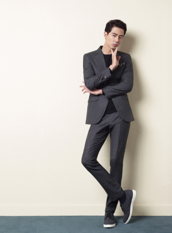 2015 가을 트렌드에 걸맞는 다크 그레이 수트 스타일링을 통해 파크랜드의 가을 신상품을 선보이고 있는 조인성 (&copy; 파크랜드)