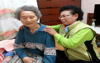 노인상담전문봉사자가 독거노인을 방문해 상담활동을 펼치고 있다. &copy;영등포구 