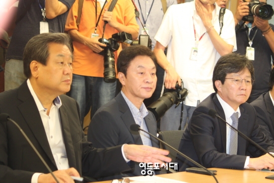 군의 비상경계 태세 주문하고 있는 김무성 대표 옆으로 정두언 국회 국방위원장 유승민 전 원내대표가 앉아있다. &copy;영등포시대 