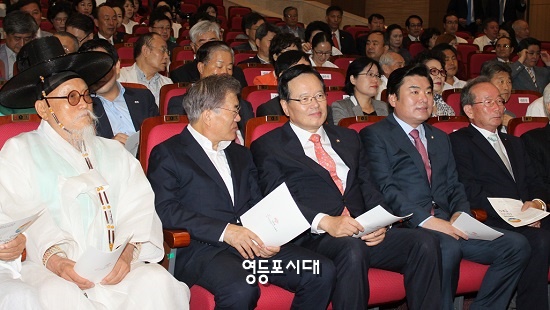 ‘국회의원 답게 살겠습니다’ 선포식에 참석한 문재인 새정치민주연합 대표, 정의화 국회의장, 원유철 새누리당 원내대표가 나란히 앉아있다.(사진 왼쪽에서 두 번째부터 우측으로)Ⓒ영등포시대