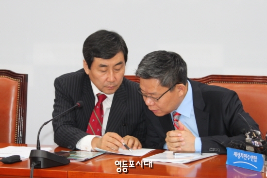 19대 국회의 마지막 정기국회의 중요성을 강조한 이종걸 원내대표와 최재천 정책의장이 회의중 무엇인가를 논의하고 있다. &copy;영등포시대 
