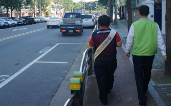 영등포구 관계자가 거주자 우선 주차구획을 점검하고 있다. ⓒ영등포구 