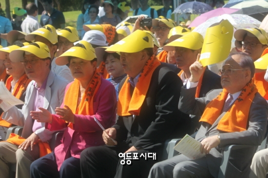 영등포구 ‘제16회 사회복지의 날 기념’ 행사에 참석한 영등포구 정진원 사회복지협의회장, 조길형 구청장, 박정자 구의회 의장, 최웅식 서울시 의원이 나란히 앉아있다.(사진 오른쪽에서 왼쪽 방향) ⓒ영등포시대