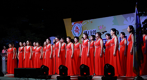 지난해 열린 제19회 영등포구민의날 행사에서 영등포구립 합창단이 축가를 부르고 있다.<사진제공 영등포구청>