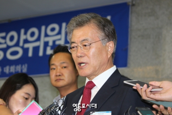 문재인 대표가 기자의 질문에 “이번 혁신안이 지고지순한 것은 아니다”라고 말하고 있다. &copy;영등포시대 