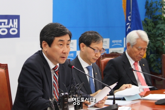 10월 1일(목) 오전 국회에서 제7차 국정감사 대책회의 열고 5대 쟁점을 제시한 후 선택과 집중을 강조하고 있는 새정치민주연합 이종걸 원내대표(사진 왼쪽) &copy;영등포시대 