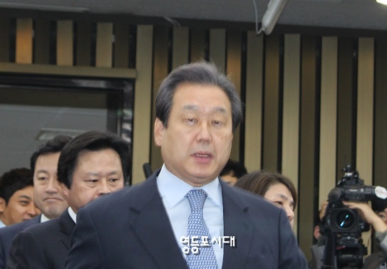 정책의총 참석을 위해 의총장에 들어서고 있는 김무성 대표 Ⓒ영등포시대 