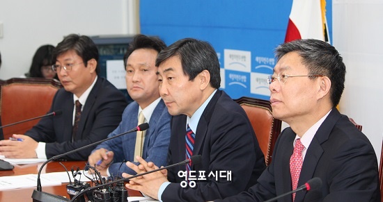 이종걸 원내대표(사진 오른쪽에서 두 번째)가 역사교과서 국정화에 대해 강력히 비판하고 있다. Ⓒ영등포시대 