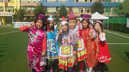10월 15일 열린 ‘세계시민교육대동페스티벌’에서 학생들이 아시아 여러나라의 전통의상을 입고 포즈를 취했다 