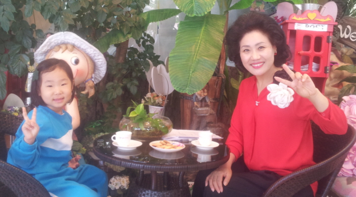 매일 원아 한명 한명과 일대일로 티타임을 진행하고 있는 파란나라 유치원 신예순 원장