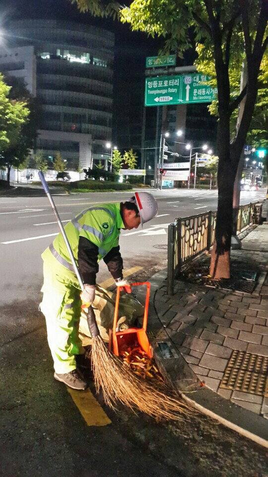 “환경미화원이 없는 대한민국의 거리를 상상해 봤느냐”라고 반문한 영등포구 환경미화원 우종호씨가 양남로터리 주변 도로를 청소하고 있다. ⓒ영등포시대