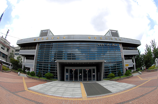 영등포구의회에서 의장, 부의장, 상임위원회 위원장 등이 연간 1억 원 가까이 사용하고 있는 업무추진비 사용내용을 주민들에게 정기적으로 상시 공개를 하지 않고 ‘정보공개청구’신청이 있을 때만 하고 있어 시정이 필요하다는 지적이 일고 있다.