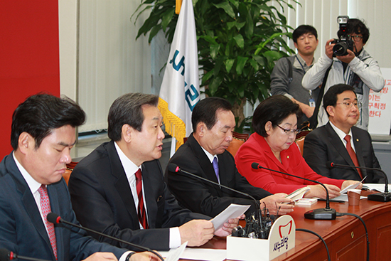 12일 국회에서 최고위원회의를 주재한 새누리당 김무성 대표(사진 왼쪽에서 두 번째)가 민주노총의 발언에 대해 조목조목 반박하고 있다. ⓒ영등포시대