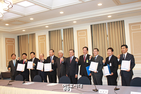 새정치민주연합에 입당한 예비역 장성과 영관급 장교들이 위촉장을 받은 후 문재인 대표(왼쪽에서 일곱 번째)와 구호를 외치고 있다. ⓒ영등포시대