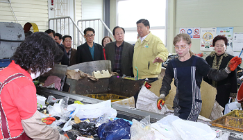 조길형 구청장(사진 노란 옷)지역주민들에게 철저한 분리수거와 쓰레기 줄이기를 적극 홍보해 줄 것을 당부하고 있다. &copy;영등포구 