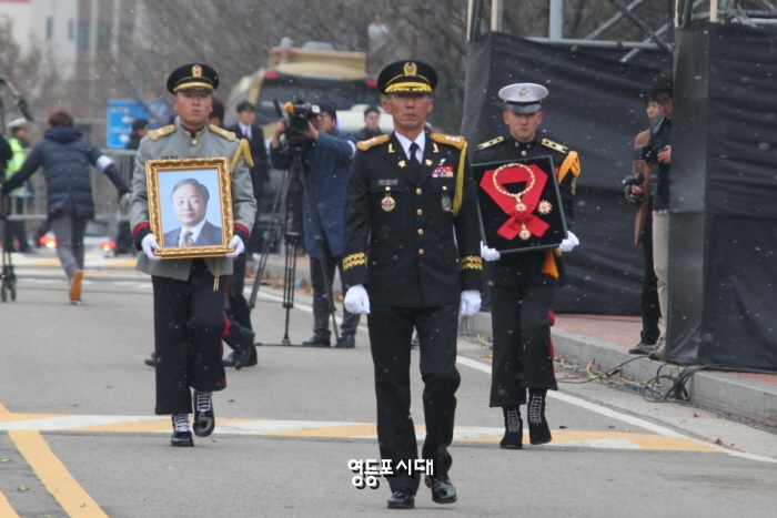 고(故) 김영삼 대통령의 영정 사진이 영결식장으로 들어오고 있다. ⓒ영등포시대