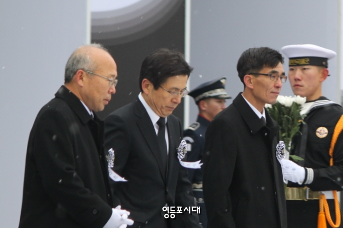 장례위원장 황교안 국무총리가 조사를 마치고 자리로 돌아가고 있다. ⓒ영등포시대