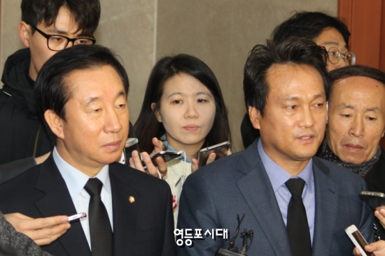 26일(목) 여(김성태)·야(안민석) 예결위 간사 “세비 증액은 사실과 다르다”라며 기자회견 후 백브리핑을 통해 재차 강조하고 있다. &copy;영등포시대 